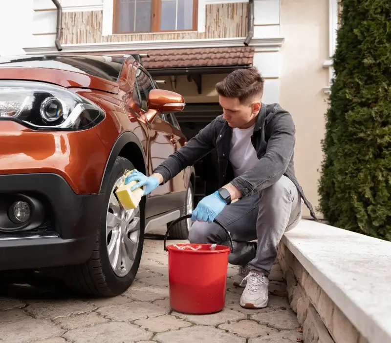 Lavage auto à domicile Moux : professionnel intervenant sur un véhicule
